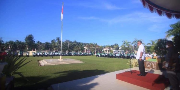 Bupati Bolmut Depri Pontoh Pimpin Apel Bersama seluruh Guru