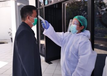 Dinkes Periksa Suhu Tubuh Peserta Rapat Paripurna DPRD Kotamobagu 