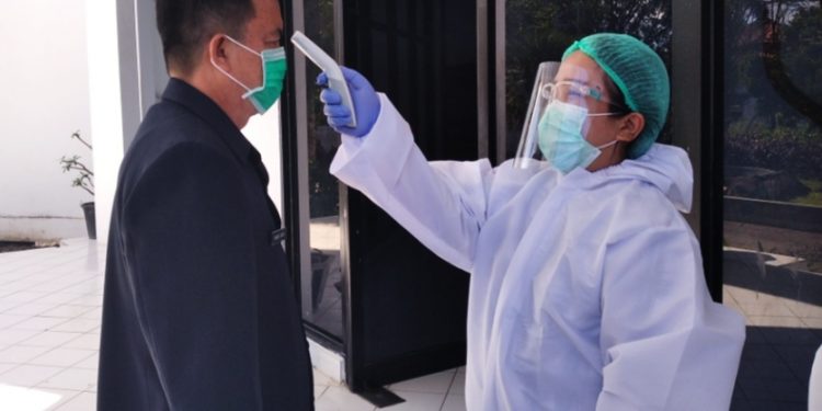 Dinkes Periksa Suhu Tubuh Peserta Rapat Paripurna DPRD Kotamobagu 