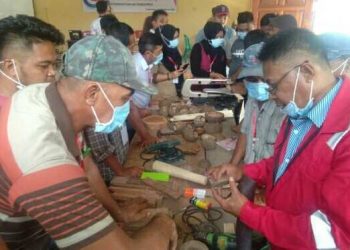 Dongkrak Ekonomi, Pelly Ubah Batok Kelapa Menjadi Cangkir dan Aksesoris