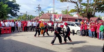 BERKAH Disambut Tarian Adat Mongondow Saat Mendaftar di KPU Bolsel