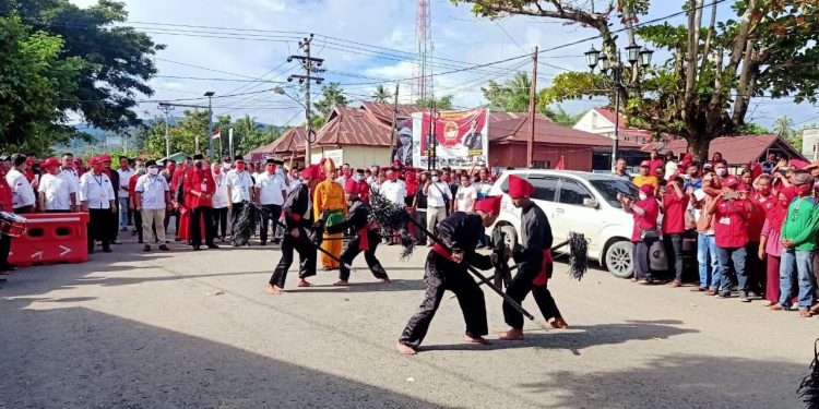 BERKAH Disambut Tarian Adat Mongondow Saat Mendaftar di KPU Bolsel
