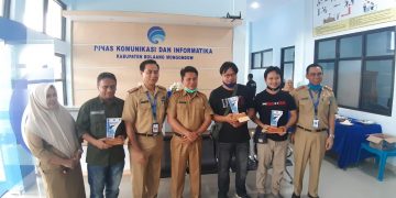 Tahlis Serahkan Hadiah Lomba Menulis Feature