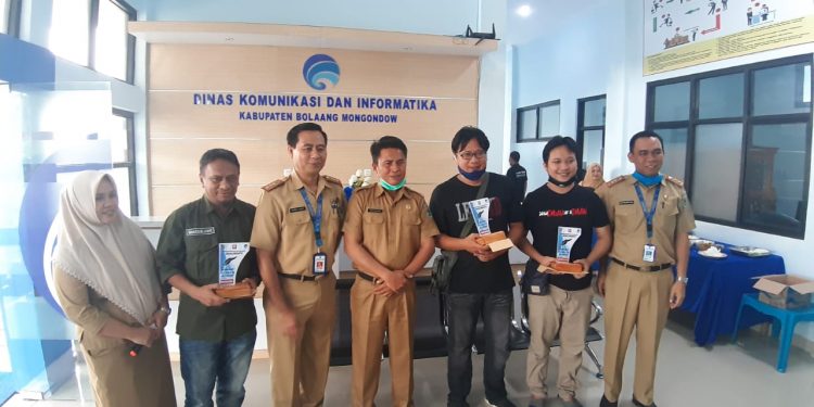 Tahlis Serahkan Hadiah Lomba Menulis Feature