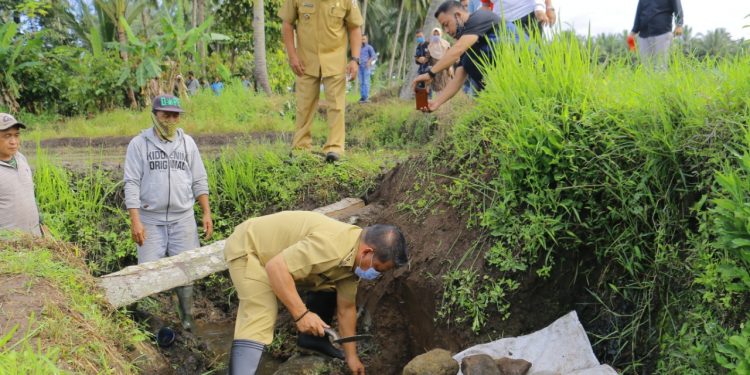 Nayodo Letak Batu Pertama Pembangunan Irigasi di Kelurahan Kobo Kecil
