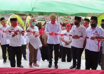 Kamaru Resmikan Dua Pasar di Kecamatan Posigadan