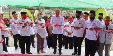 Kamaru Resmikan Dua Pasar di Kecamatan Posigadan