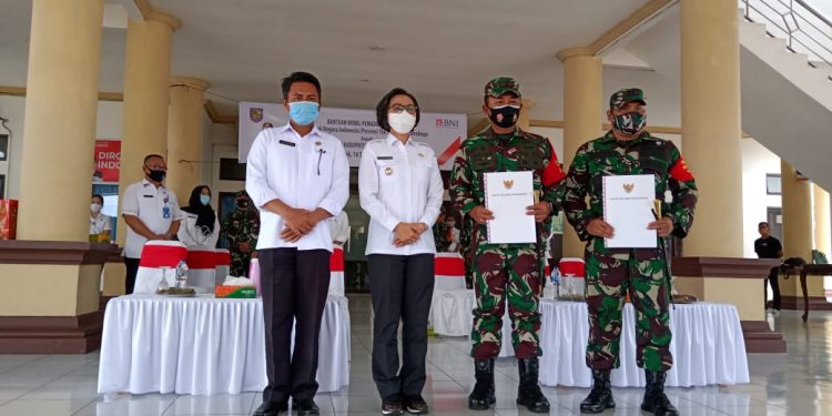 Yasti Serahkan Dokumen Hibah Lahan Makorem 131 Santiago