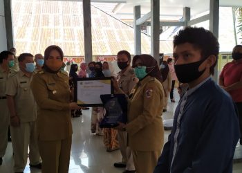 Tatong Bara Serahkan Penghargaan Kepada Pemenang IGA 2020