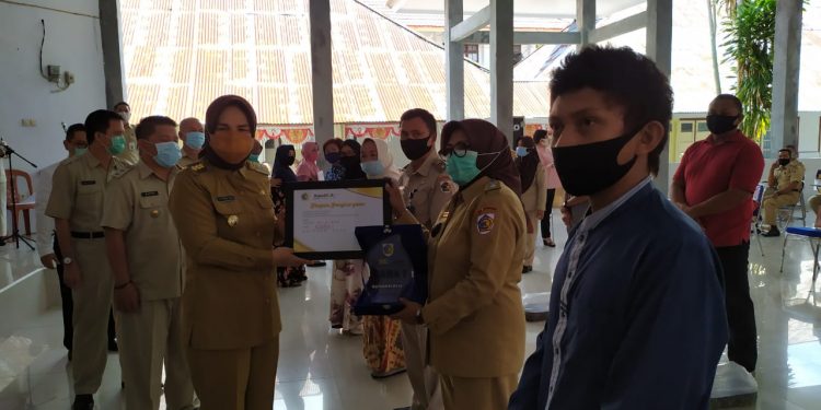 Tatong Bara Serahkan Penghargaan Kepada Pemenang IGA 2020