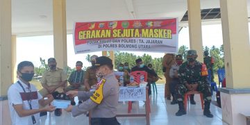 Kapolsek Bolaang Itang Dukung Gerakan Sejuta Masker Untuk kesadaran Masyarakat Ditengah Pandemi Covid-19