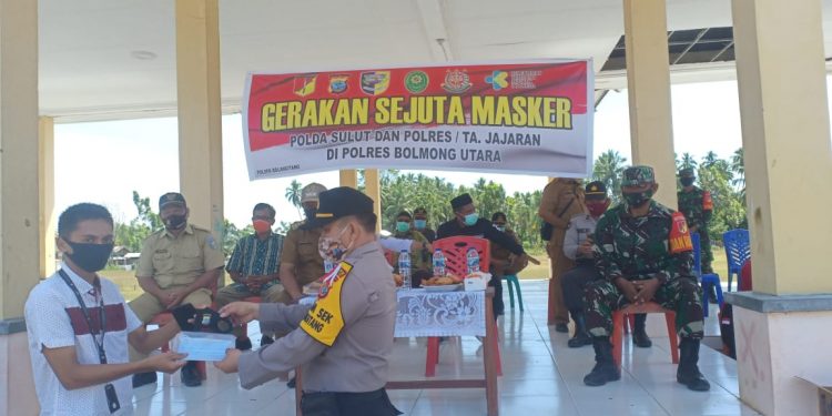 Kapolsek Bolaang Itang Dukung Gerakan Sejuta Masker Untuk kesadaran Masyarakat Ditengah Pandemi Covid-19