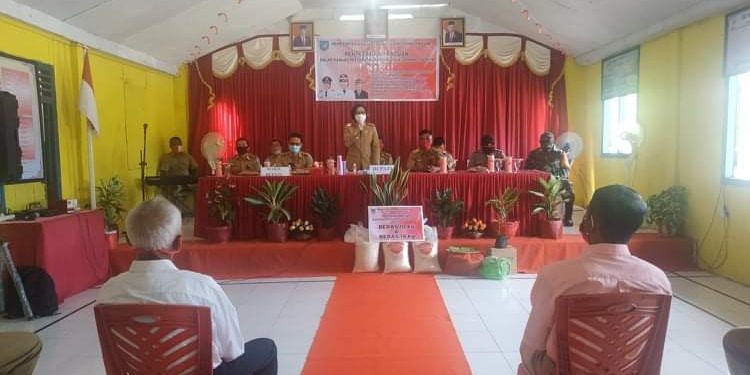Pemkab Bolmong Kembali Salurkan Bansos di Kecamatan Sangtombolang dan Lolak