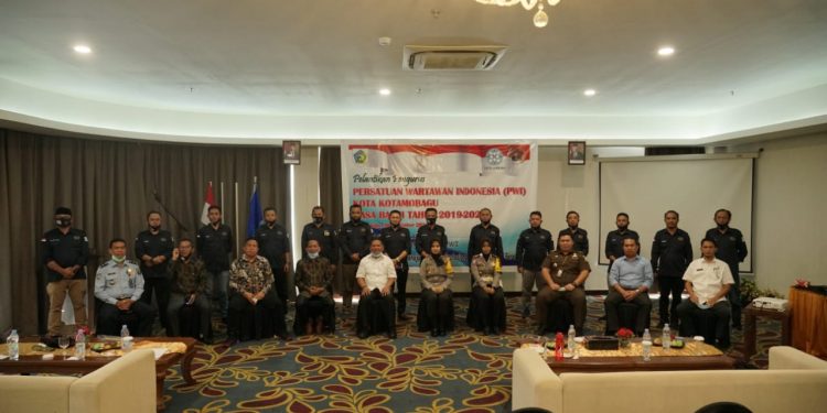 Nayodo Hadiri Pelantikan Pengurus PWI Kota Kotamobagu Masa Bakti 2019-2022