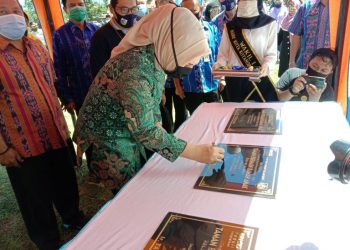 Didampingi Nayodo, Tatong Bara Resmikan Taman Bermain Anak