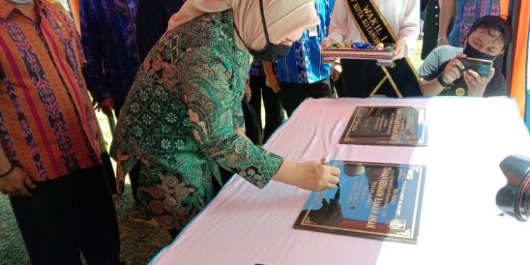 Didampingi Nayodo, Tatong Bara Resmikan Taman Bermain Anak