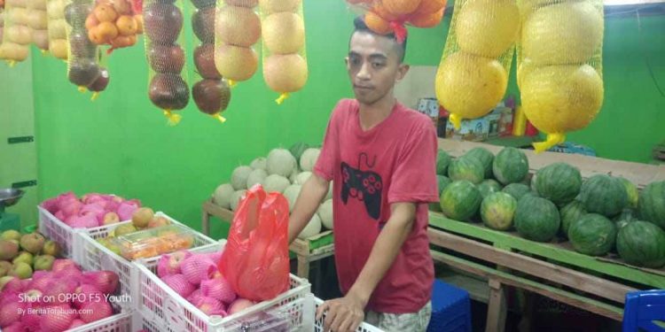 Jualan Buah Segar, Rifki Bisa Topang Ekonomi Keluarga