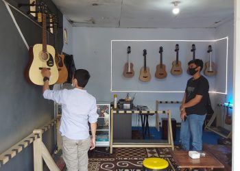 Virco, Musisi Kotamobagu Sekaligus Punya Usaha Alat Musik Gitar