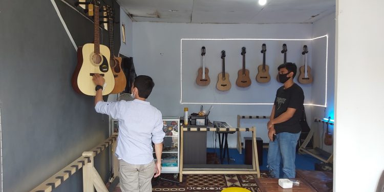 Virco, Musisi Kotamobagu Sekaligus Punya Usaha Alat Musik Gitar