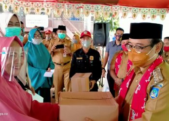 Disparbud Bolsel Serahkan Bantuan Sembako Kepada Pelaku Usaha Yang Terkena Dampak Covid-19