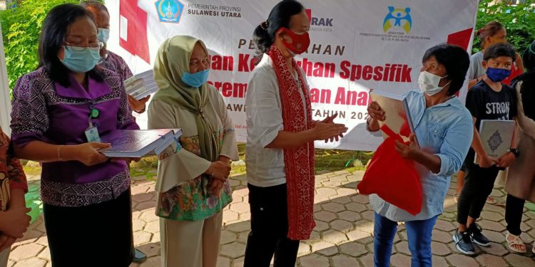 Pemprov Sulut Salurkan Bantuan untuk Perempuan Lansia di Kotamobagu