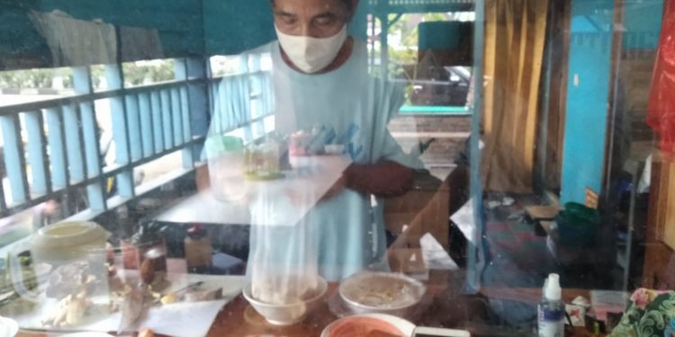 Dengan Modal Jualan Soto Betawi, Adang Mampu Sekolahkan Anaknya Sampai S2