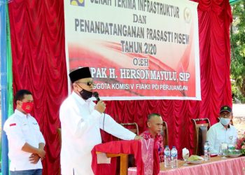 Herson Mayulu Tandatangani Prasasti Pisew Tahun 2020 di Desa Bombanon