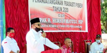 Herson Mayulu Tandatangani Prasasti Pisew Tahun 2020 di Desa Bombanon