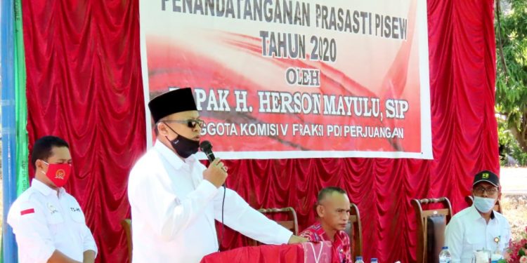 Herson Mayulu Tandatangani Prasasti Pisew Tahun 2020 di Desa Bombanon
