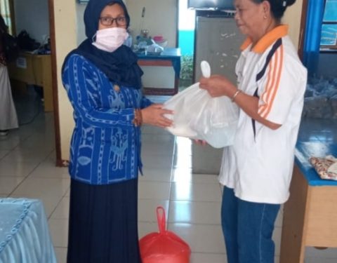 215 Paket Sembako Kelurahan Kotobangon Disalurkan