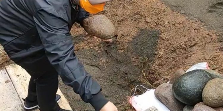 Tatong Bara Letakkan Batu Pertama Pembangunan Pesantren Tahfizh Daarul Qur’an Ayyastiyah