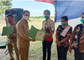 Yanny Serahkan Secara Simbolis Sertifikat Tanah Gratis