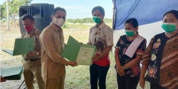 Yanny Serahkan Secara Simbolis Sertifikat Tanah Gratis