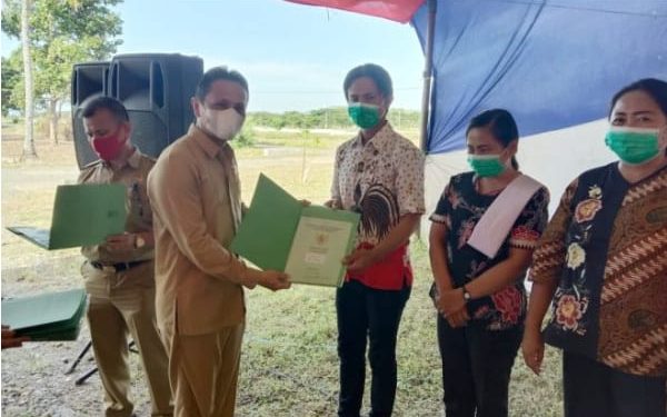 Yanny Serahkan Secara Simbolis Sertifikat Tanah Gratis