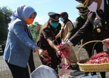 Peringati Hari Pahlawan, Tatong Bara Ziarah dan Tabur Bunga di Makam Pahlawan