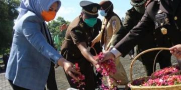 Peringati Hari Pahlawan, Tatong Bara Ziarah dan Tabur Bunga di Makam Pahlawan