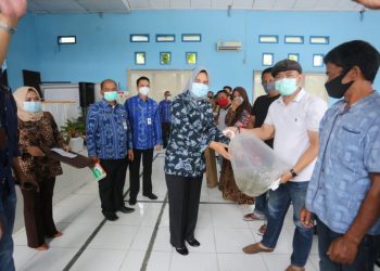 Tatong Serahkan Secara Simbolis Bantuan Untuk Perikanan dan Pertanian