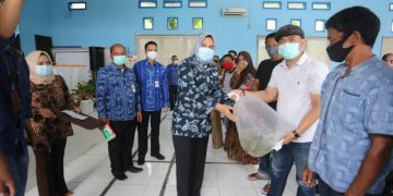 Tatong Serahkan Secara Simbolis Bantuan Untuk Perikanan dan Pertanian