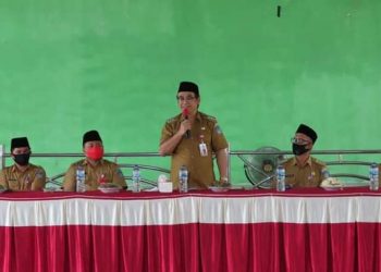 Pjs Bupati Bolsel Ingatkan 3M Saat Serahkan Sembako Covid-19 di Desa Nunuk