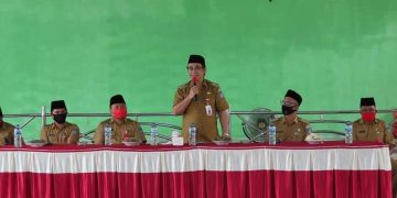 Pjs Bupati Bolsel Ingatkan 3M Saat Serahkan Sembako Covid-19 di Desa Nunuk