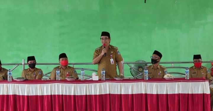 Pjs Bupati Bolsel Ingatkan 3M Saat Serahkan Sembako Covid-19 di Desa Nunuk