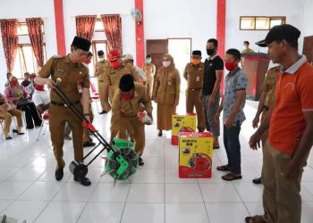 Iskandar Kamaru Salurkan Bantuan Alat dan Bahan Pertanian