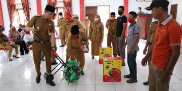 Iskandar Kamaru Salurkan Bantuan Alat dan Bahan Pertanian