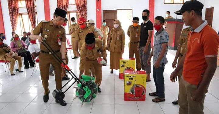 Iskandar Kamaru Salurkan Bantuan Alat dan Bahan Pertanian