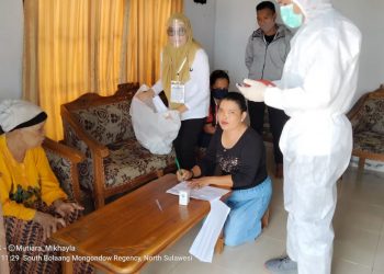 Gunakan APD Lengkap Petugas TPS KPU Bolsel Kunjungi Lansia dan Orang Sakit