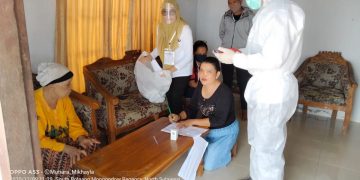 Gunakan APD Lengkap Petugas TPS KPU Bolsel Kunjungi Lansia dan Orang Sakit