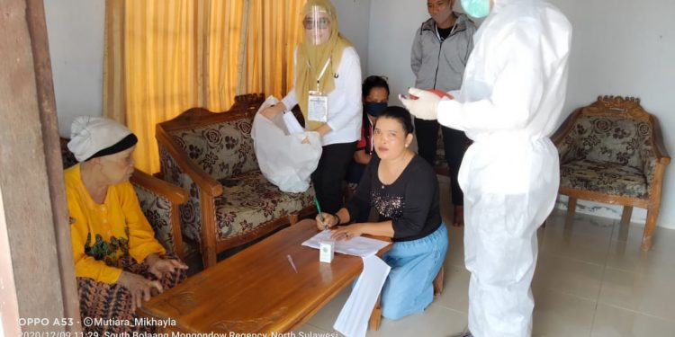 Gunakan APD Lengkap Petugas TPS KPU Bolsel Kunjungi Lansia dan Orang Sakit