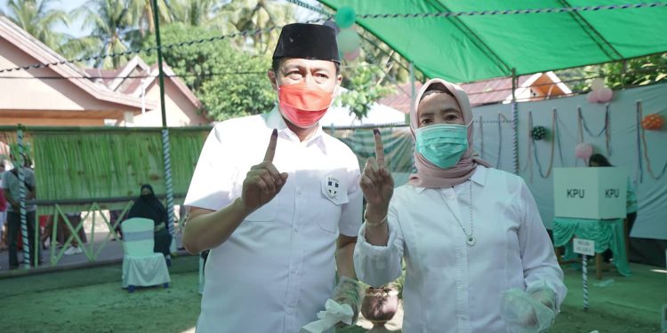 Salurkan Hak Suara di TPS 1 Momalia Satu, Iskandar Kamaru Optimis Menang