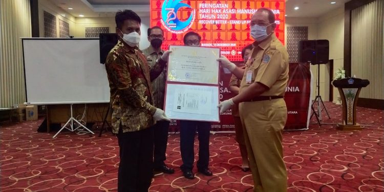 Peringati Hari HAM, Pemkab Bolmong Terima Penghargaan