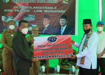 Herson Mayulu Serahkan Satu Unit Bus Sekolah Kepada Pemkab Bolmut
